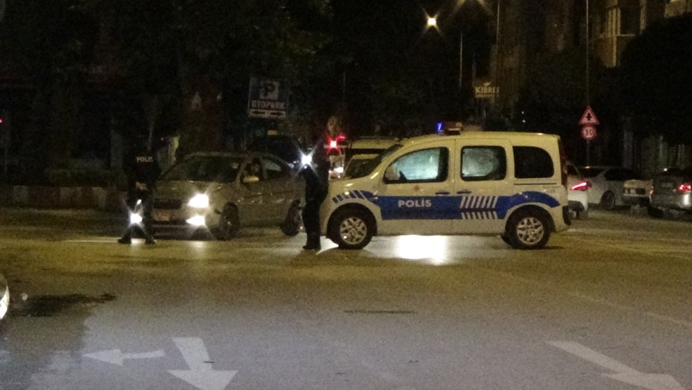 Yer: Bursa… Yoğunluk artınca cadde trafiğe kapatıldı Yer: Bursa… Yoğunluk artınca cadde trafiğe kapatıldı