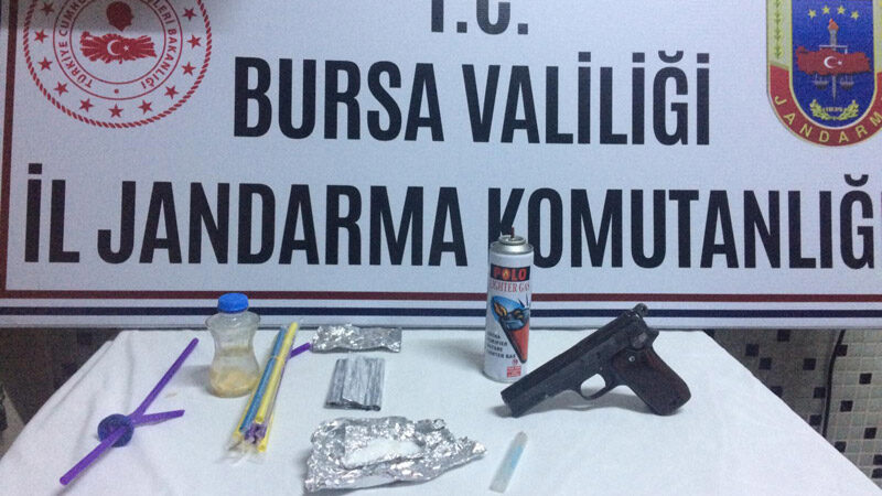 Bursa'nın Yıldırım ilçesinde devriye gezen jandarma ekipleri, şüphelendikleri araçtaki şahısların