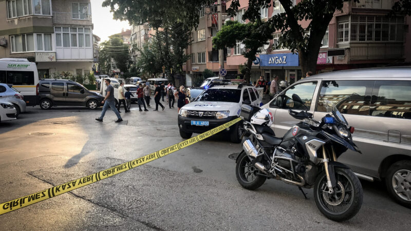 Bursa'da, kavgayı ayırmaya çalışan polis memuru pompalı tüfekle bacağından vuruldu.