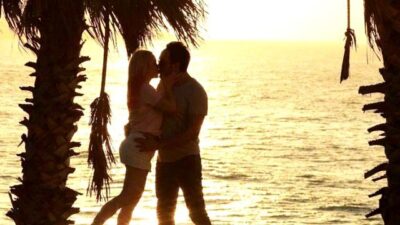 Gün batımında aşka geldiler! Dudak dudağa poz