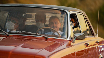 Cumhurbaşkanı Yardımcısı Fuat Oktay, makam aracını bırakıp şoför koltuğuna oturdu