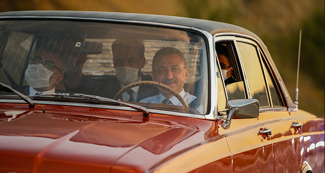 Cumhurbaşkanı Yardımcısı Fuat Oktay, makam aracını bırakıp şoför koltuğuna oturdu