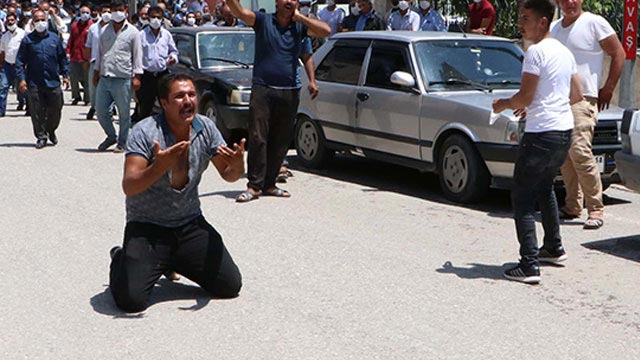 Yeğenlerini taşıyan cenaze aracını görünce diz çöküp feryat etti