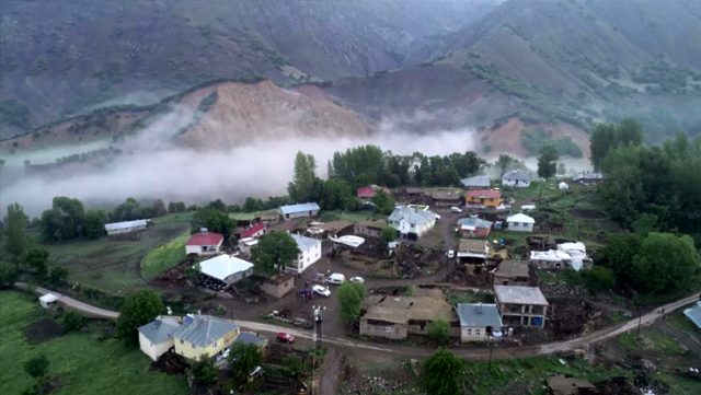 5.7’lik depremin yıkıcılığı gün ağarınca ortaya çıktı