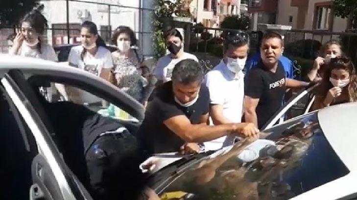 Kimliği otomobilin ön kısmına sıkıştı! Saniyelerle sınava yetişti