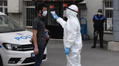 Apar topar hastaneye kaldırdılar! Polis yanından geçenleri uyardı