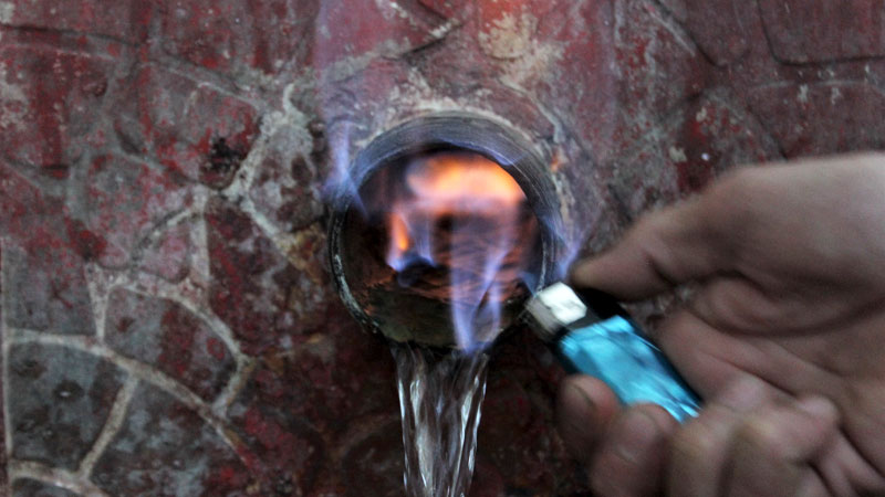 Bursa’da görenler gözlerine inanamıyor… Bu çeşmenin suyu alev alev yanıyor