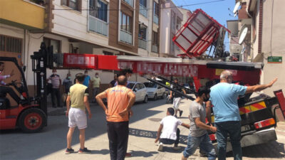 Bursa’da yük taşıma vinci yan yattı