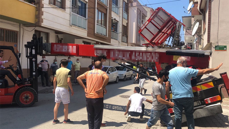 Bursa’da yük taşımada kullanılan asansörlü vinç yan yattı.