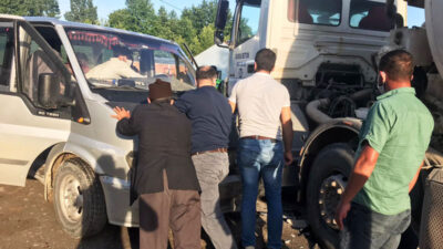 Bursa’da minibüs ile beton mikseri çarpıştı: Yaralılar var