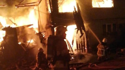 Bursa’da 2 katlı ev yangında kül oldu