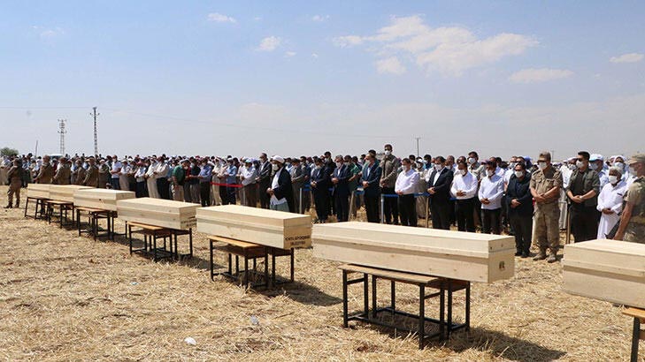 7 kişi yan yana defnedildi! Kahreden görüntü…