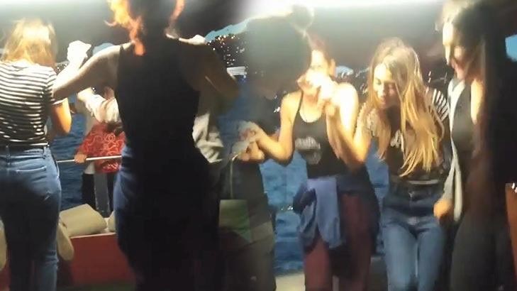 Denizin ortasında korona partisi! Şoke eden görüntü