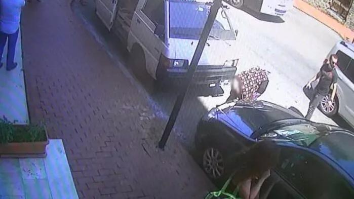 Polislere yakalanınca eteğini indirdi!