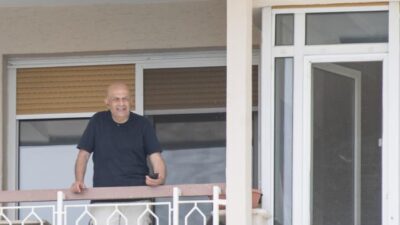 Enis Berberoğlu evinin balkonunda görüntülendi