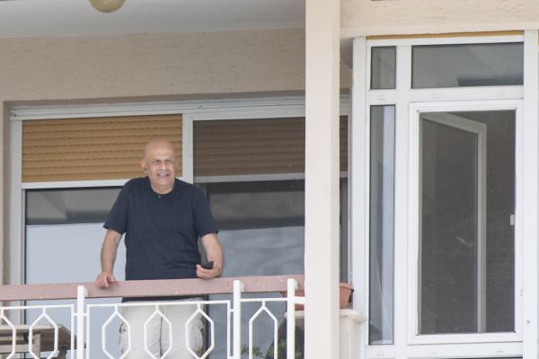 Enis Berberoğlu evinin balkonunda görüntülendi