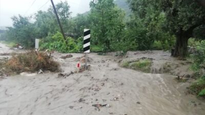 Taşkın nedeniyle kapanan Bursa-İznik karayolu ulaşıma açıldı