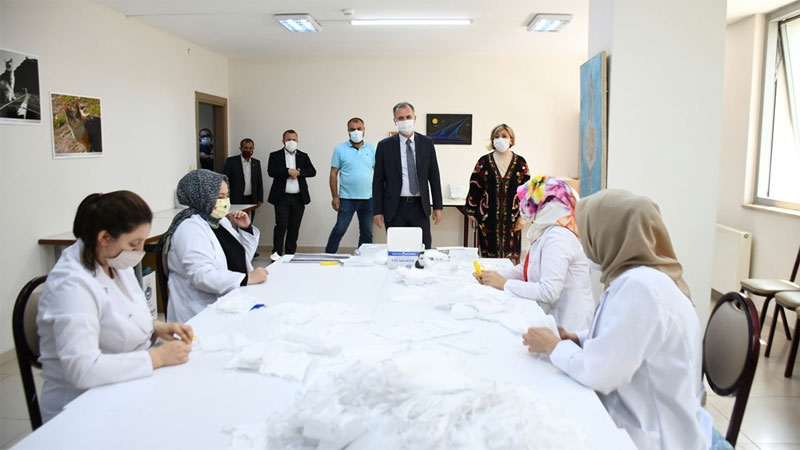 Terzilerin maskeleri İnegöl Belediyesi’nden