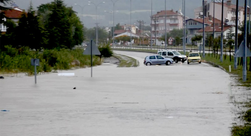 Sağanak ve dolu komşuyu da vurdu