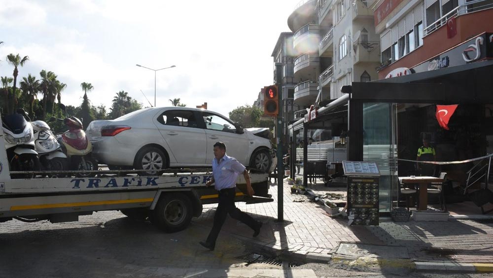 Ünlü şarkıcı ve yeğeni kaza geçirdi