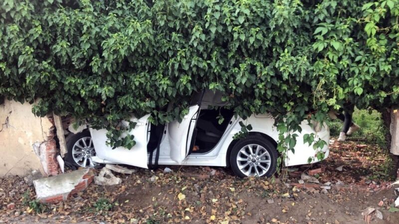 Bursa'nın Orhangazi ilçesinde bir evin bahçe duvarın çarpan otomobildeki 5