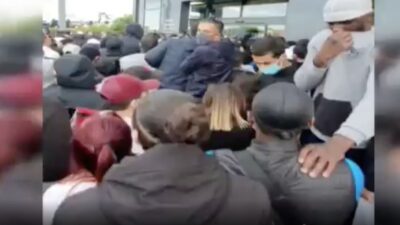 Mağaza önünde izdiham! Polis kalabalığa gazla müdahale etti