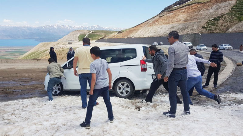 Yaz günü onlarca araç karda mahsur kaldı