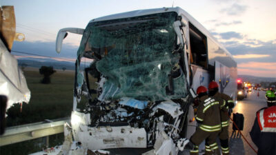 Yolcu otobüsü ile kamyon çarpıştı: 2 ölü, 18 yaralı