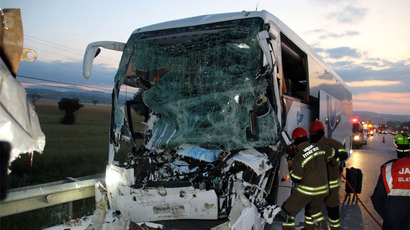 Yolcu otobüsü ile kamyon çarpıştı: 2 ölü, 18 yaralı