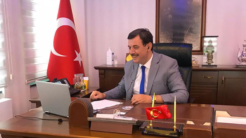 Öğrencilerin karne heyecanına ekrandan ortak oldu