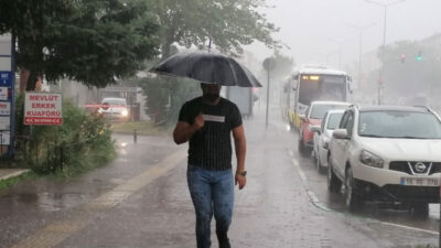 Sağanak yağış Bursa’da hayatı felç etti