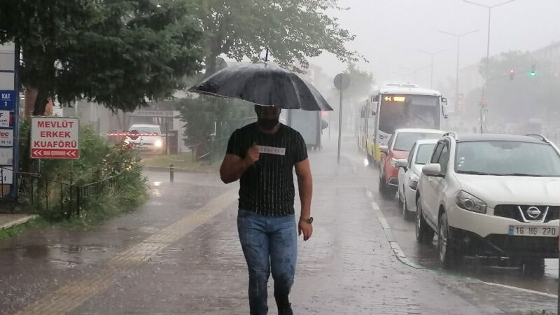 Sağanak yağış Bursa’da hayatı felç etti