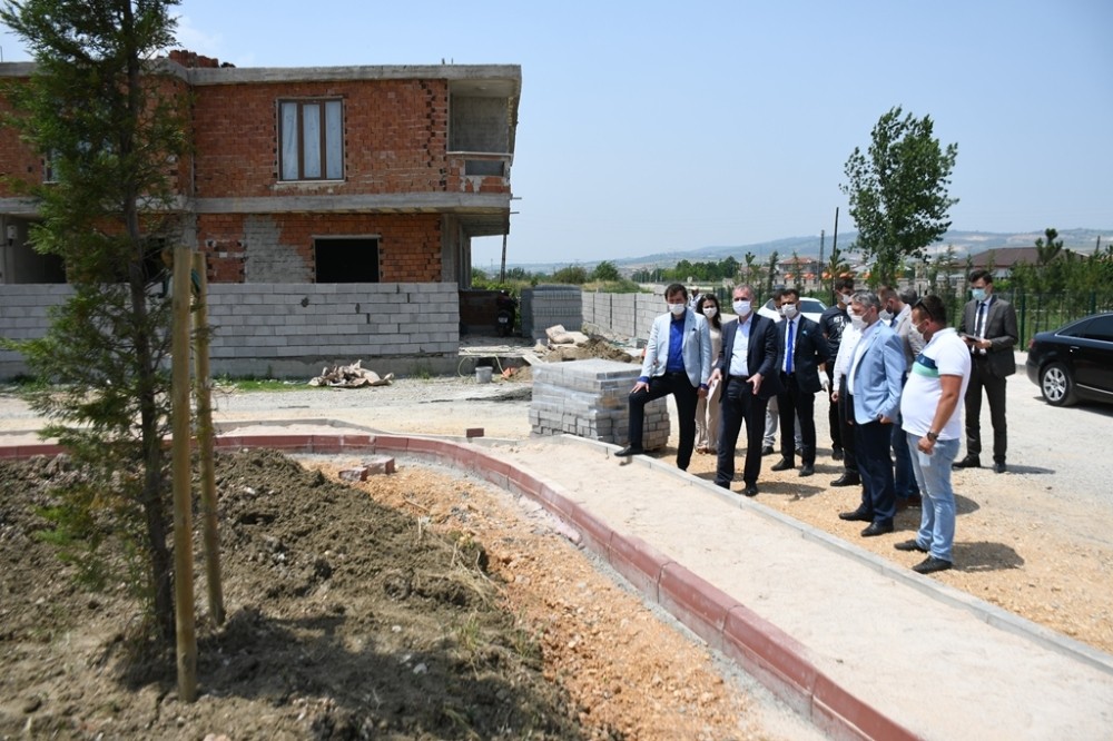 Akhisar Mahallesine değer katan çalışmalar sürüyor Akhisar Mahallesine değer katan çalışmalar sürüyor