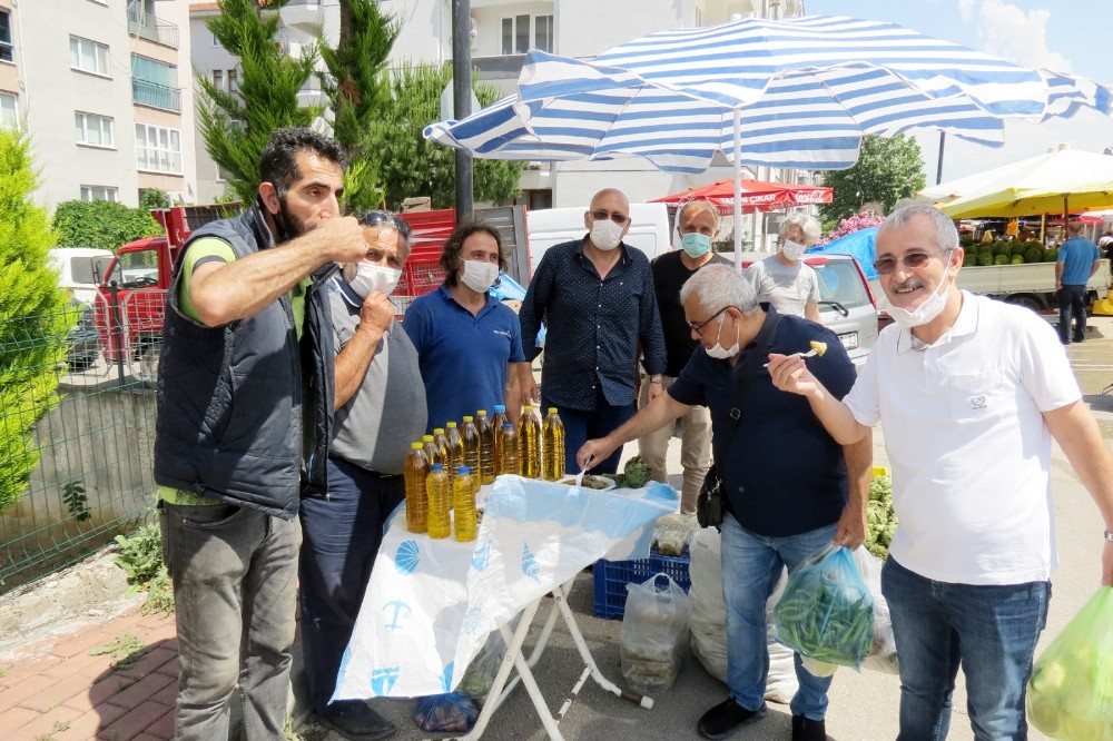 Avukat pazarda enginar pişirip halka ikram etti Avukat pazarda enginar pişirip halka ikram etti