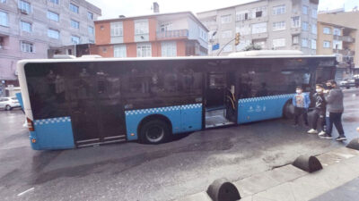 Yol çöktü, otobüsün lastiği çukura düştü