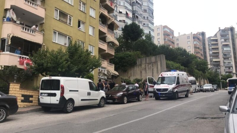 Bursa’da balkondan düşen genç hayatını kaybetti Bursa’nın Gemlik ilçesinde balkondan düşen down sendromlu Gökhan Obuz (30)