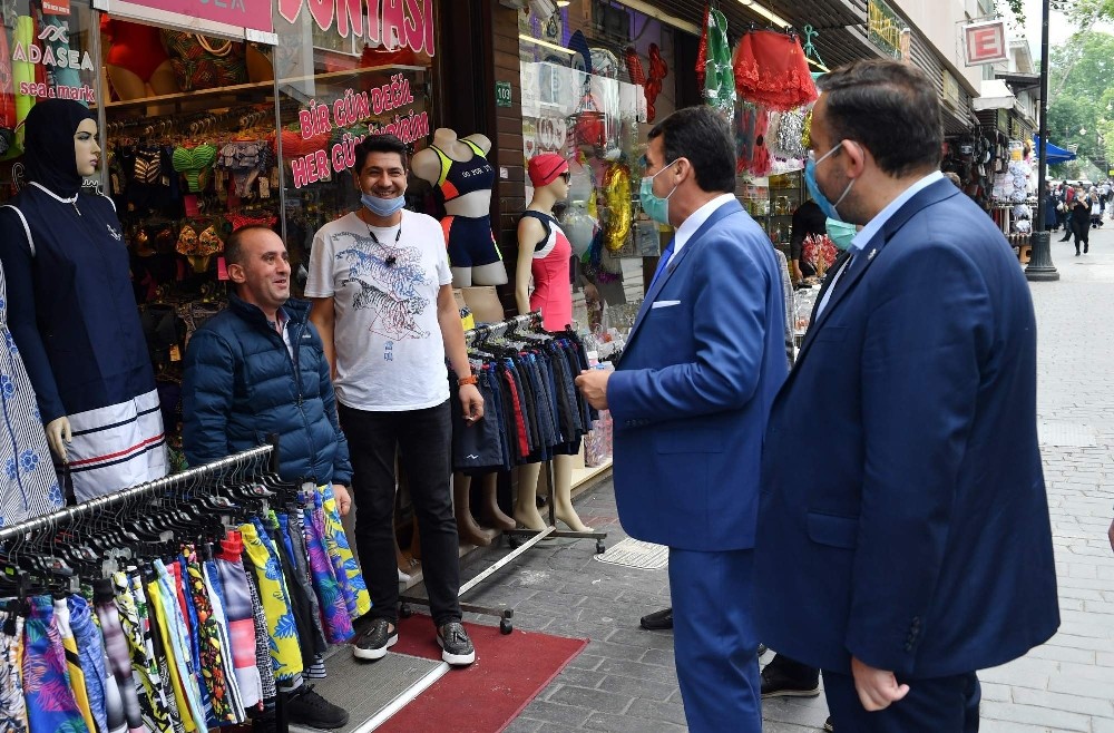 Başkan Dündar, esnafın yanında