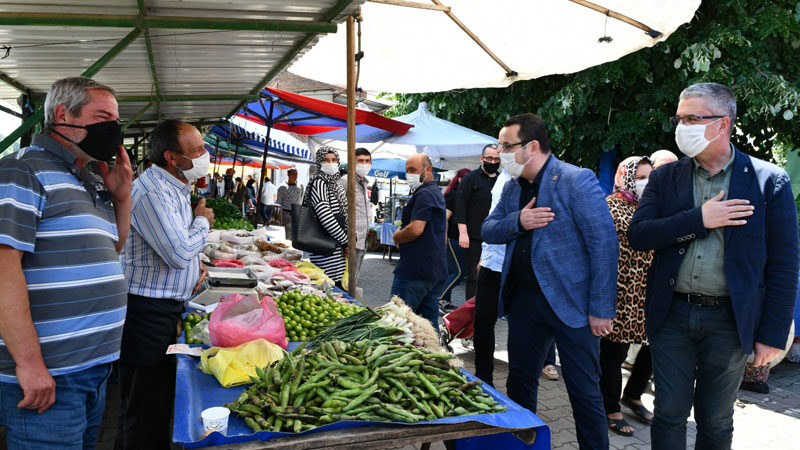 Mustafakemalpaşa Belediye Başkanı Mehmet Kanar, üretici köylü pazarında esnafları ziyaret