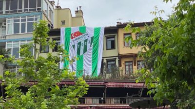 Bursaspor’un kuruluş yıl dönümüne dev bayrak…