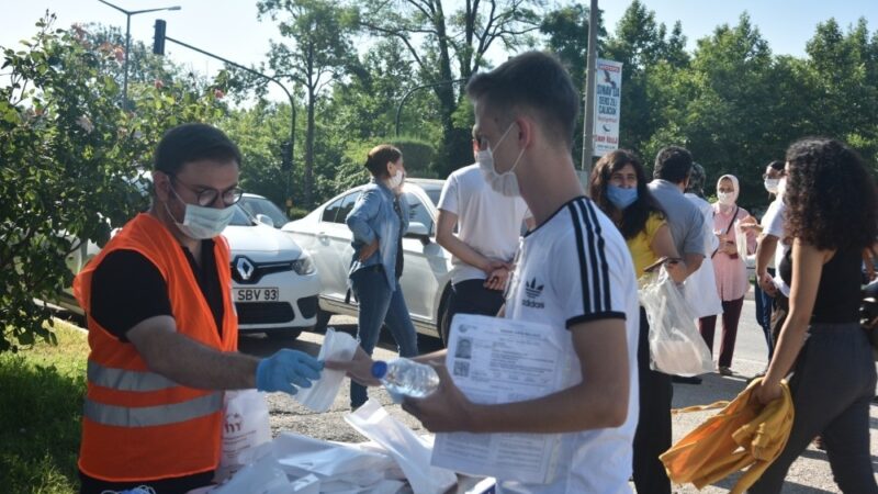 Belediyeden YKS adaylarına maske ve hijyen desteği Mustafakemalpaşa Belediyesi, bu hafta sonu yapılan Yüksek öğretim Kurumları Sınavı’na
