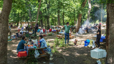 Ormana akın ettiler! Uzun araç kuyrukları oluştu