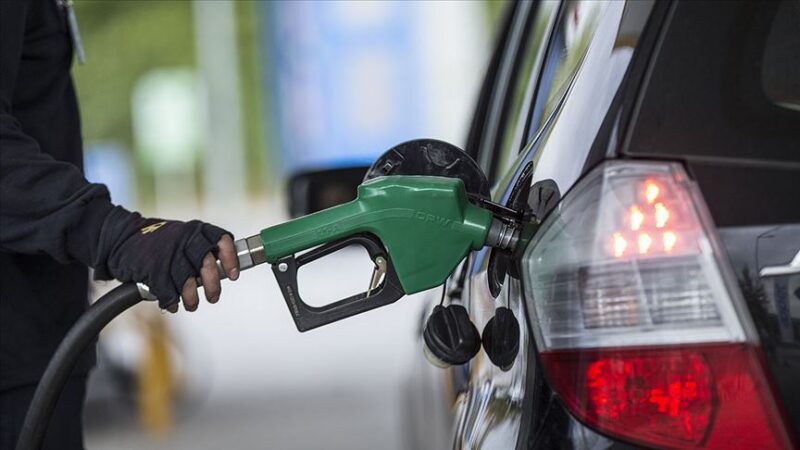 ..Ve zam haberi geldi… Bu geceden itibaren… Bu gece yarısından itibaren geçerli olmak üzere benzine 37, motorine