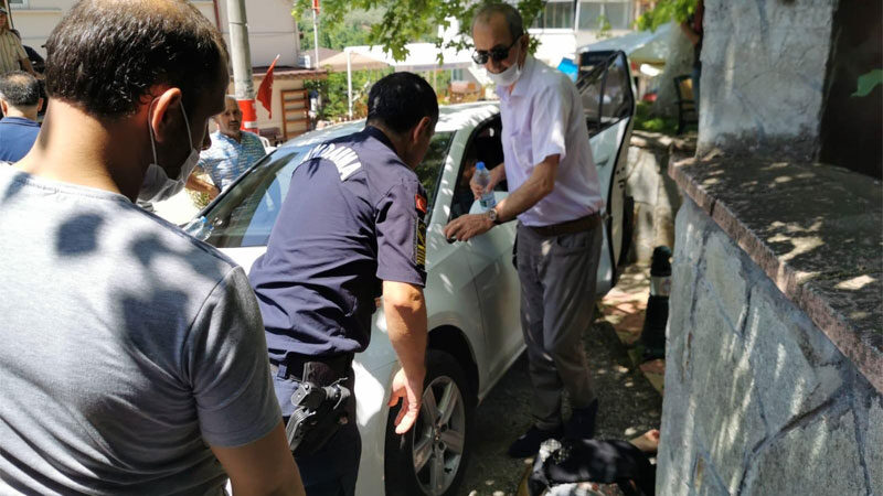 Bursa’da talihsiz kaza! Otomobil ile duvar arasına sıkıştı Bursa'nın Orhangazi ilçesinde otomobilin arka koltuğundan inmek isteyen kadın, otomobilin