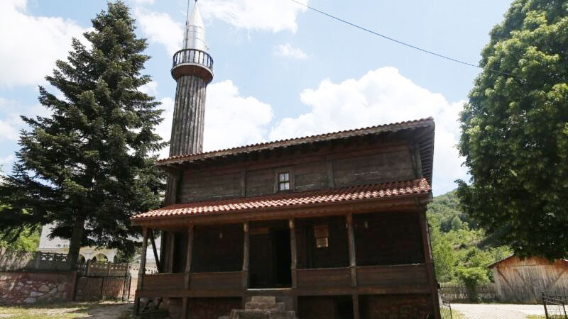 Bursa’da çivi çakılmadan yapıldı… 136 yıldır ayakta! Bursa’da 136 yıldır ayakta duran çivisiz cami, ihtişamıyla dikkat çekiyor.