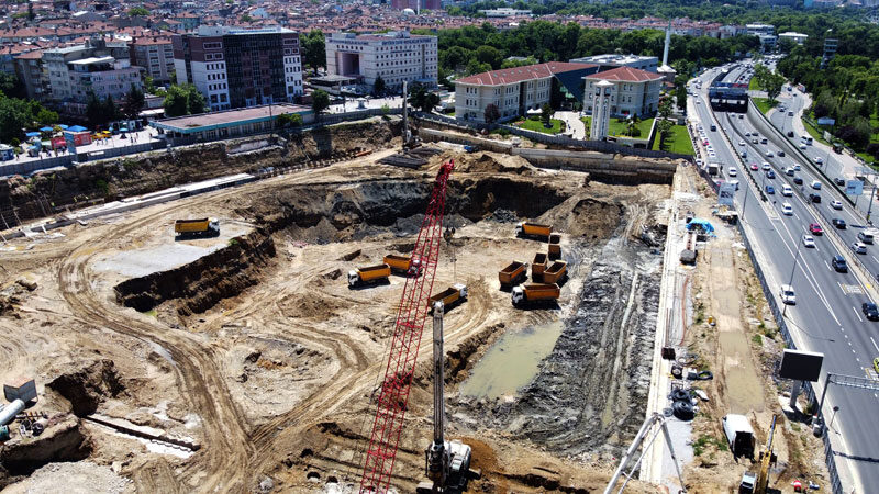 Bursa’nın en büyük meydanı olacak Osmangazi Meydanı’ndaki çalışmalar tüm hızıyla