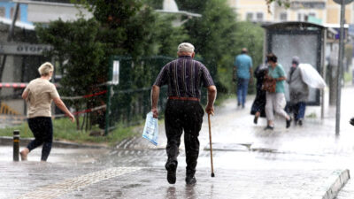 Bursa’da sağanak yağış hayatı olumsuz etkiledi
