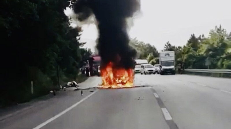 Bursa’da seyir halindeki otomobil alev alev yandı Bursa’nın Kestel ilçesinde seyir halindeki otomobilin motor kısmında yangın çıktı.