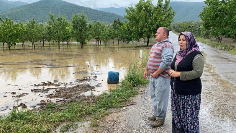 Bursa’da binlerce dönüm ekili tarla sular altında Bursa’nın İznik ilçesinde dün geceden bu yana şiddetli yağan yağmur