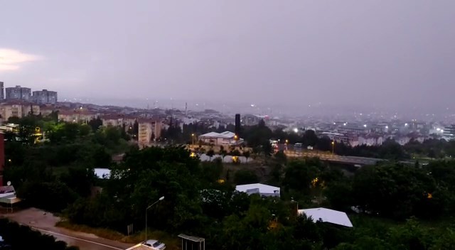 Bursa’da geceyi yıldırım ve şimşekler aydınlattı