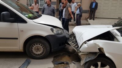 Bursa’da yürekleri ağza getiren kaza! Kafa kafaya çarpıştılar